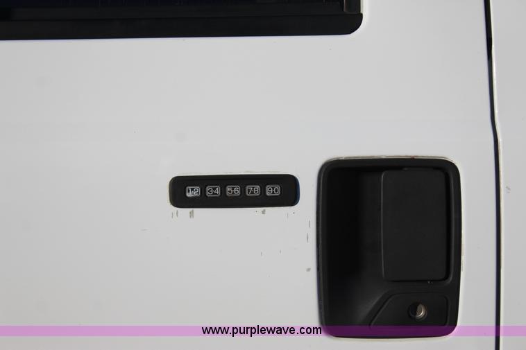 image for item J7642 2008 Ford F350 Super Duty XLT Crew Cab flatbed pickup truck