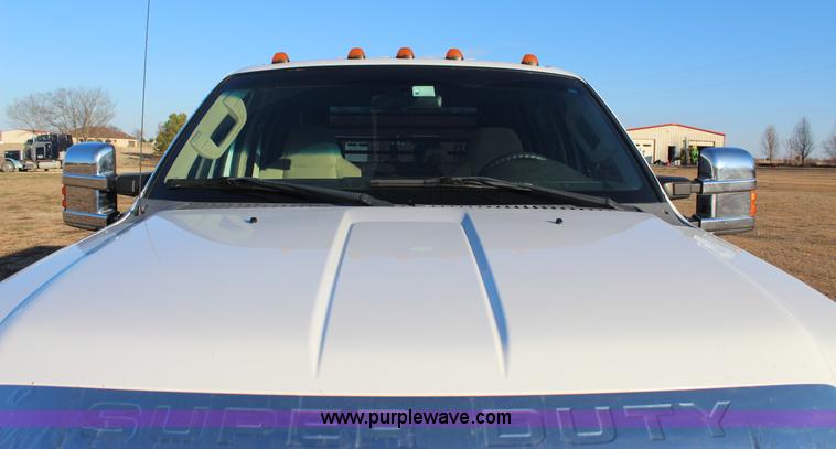 image for item J7642 2008 Ford F350 Super Duty XLT Crew Cab flatbed pickup truck