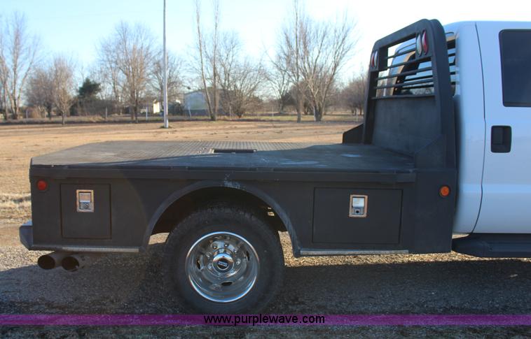 image for item J7642 2008 Ford F350 Super Duty XLT Crew Cab flatbed pickup truck