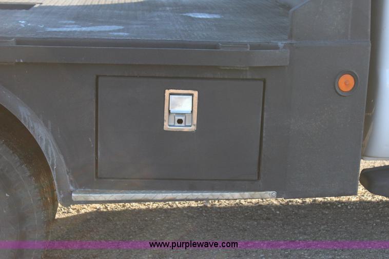 image for item J7642 2008 Ford F350 Super Duty XLT Crew Cab flatbed pickup truck