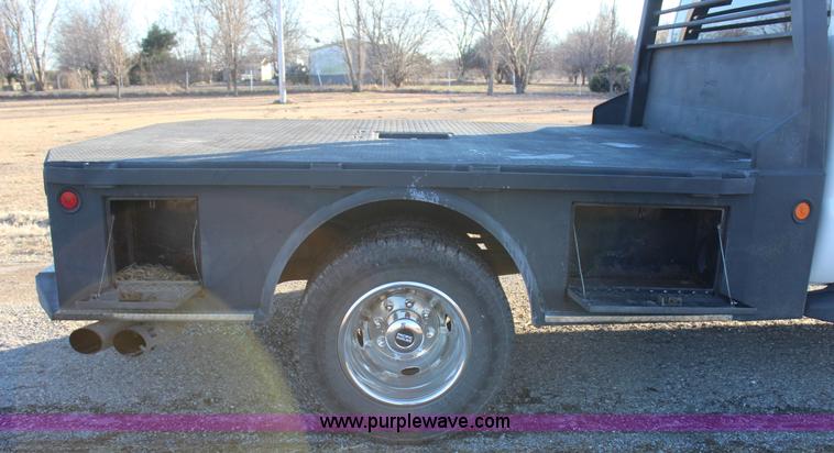 image for item J7642 2008 Ford F350 Super Duty XLT Crew Cab flatbed pickup truck