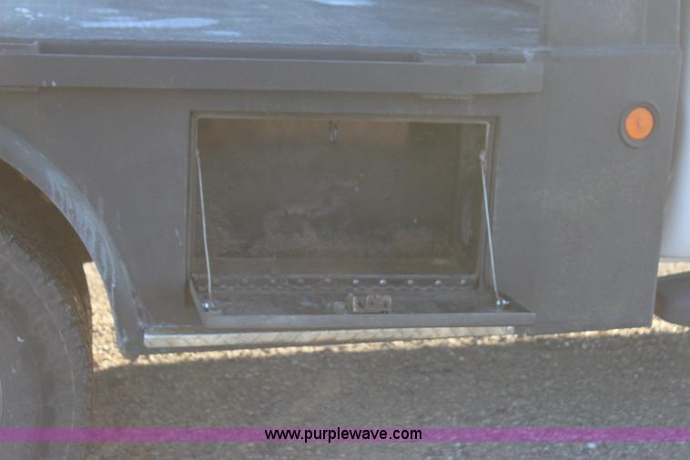 image for item J7642 2008 Ford F350 Super Duty XLT Crew Cab flatbed pickup truck