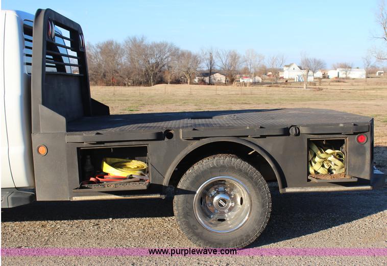 image for item J7642 2008 Ford F350 Super Duty XLT Crew Cab flatbed pickup truck