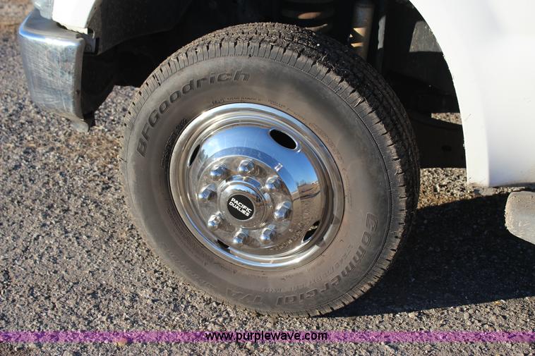 image for item J7642 2008 Ford F350 Super Duty XLT Crew Cab flatbed pickup truck