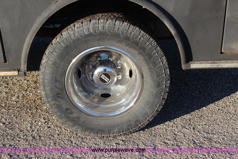 image for item J7642 2008 Ford F350 Super Duty XLT Crew Cab flatbed pickup truck