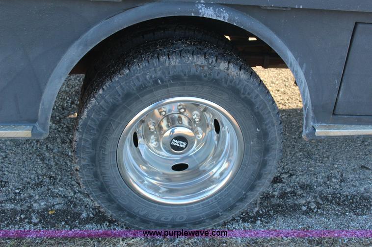 image for item J7642 2008 Ford F350 Super Duty XLT Crew Cab flatbed pickup truck