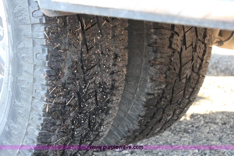 image for item J7642 2008 Ford F350 Super Duty XLT Crew Cab flatbed pickup truck