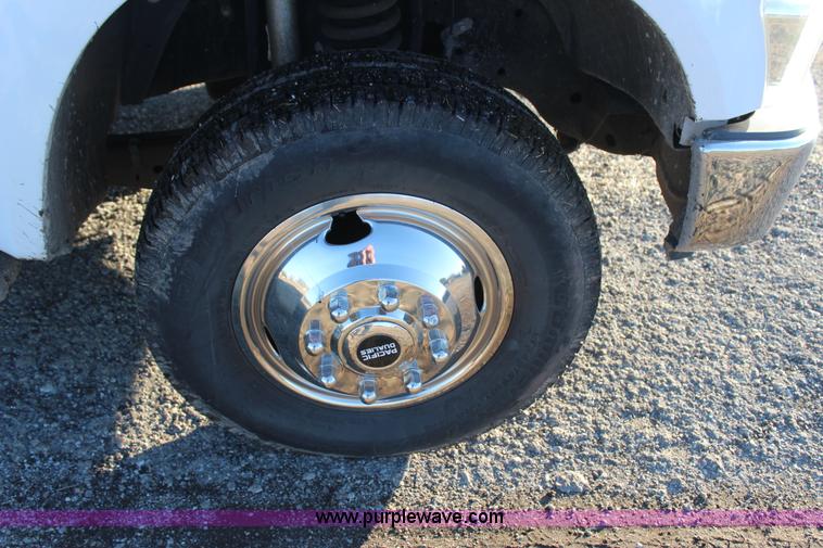 image for item J7642 2008 Ford F350 Super Duty XLT Crew Cab flatbed pickup truck