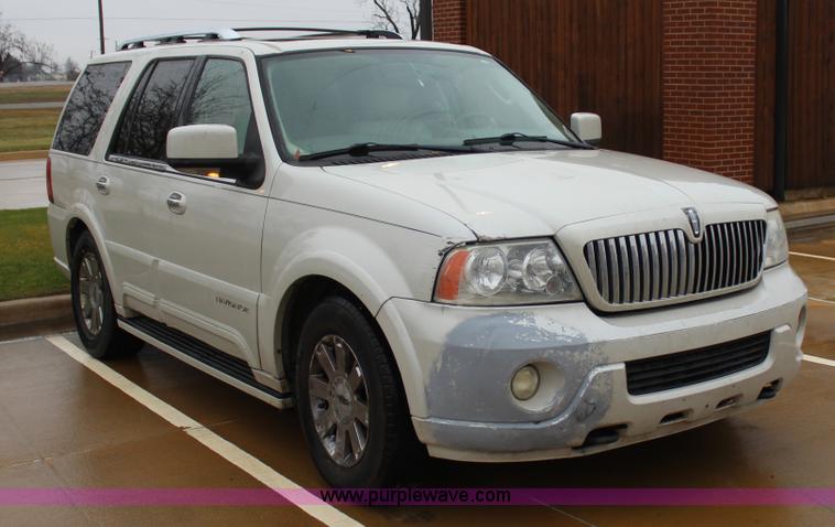 image for item J7643 2004 Lincoln Navigator SUV