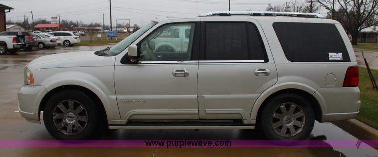 image for item J7643 2004 Lincoln Navigator SUV