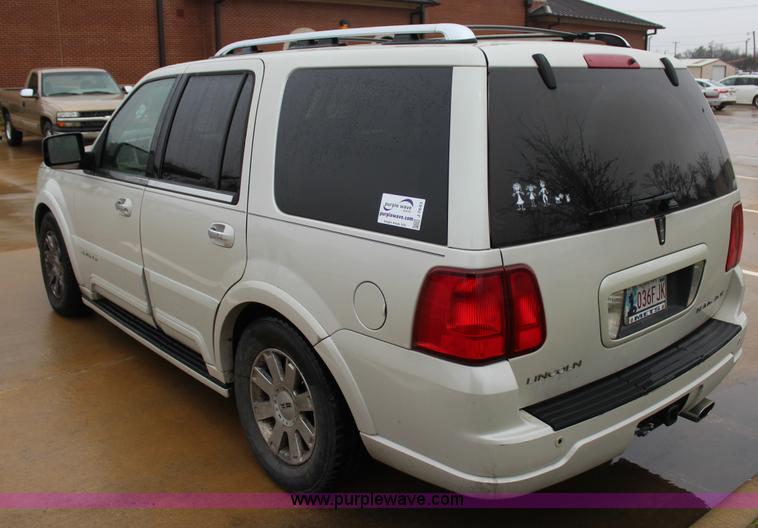 image for item J7643 2004 Lincoln Navigator SUV