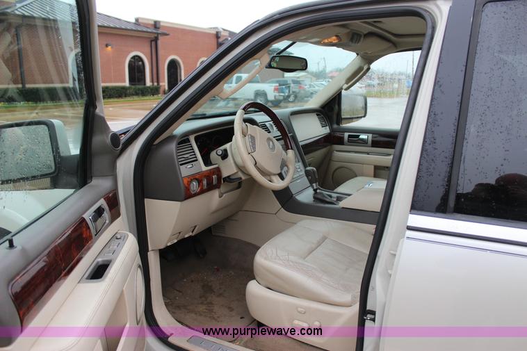 image for item J7643 2004 Lincoln Navigator SUV
