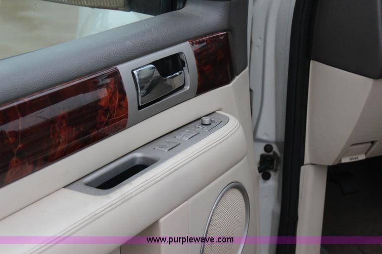 image for item J7643 2004 Lincoln Navigator SUV