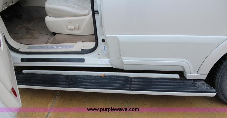 image for item J7643 2004 Lincoln Navigator SUV