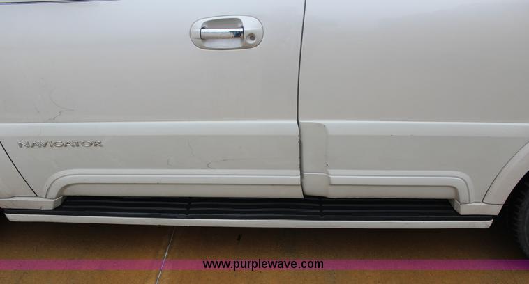 image for item J7643 2004 Lincoln Navigator SUV