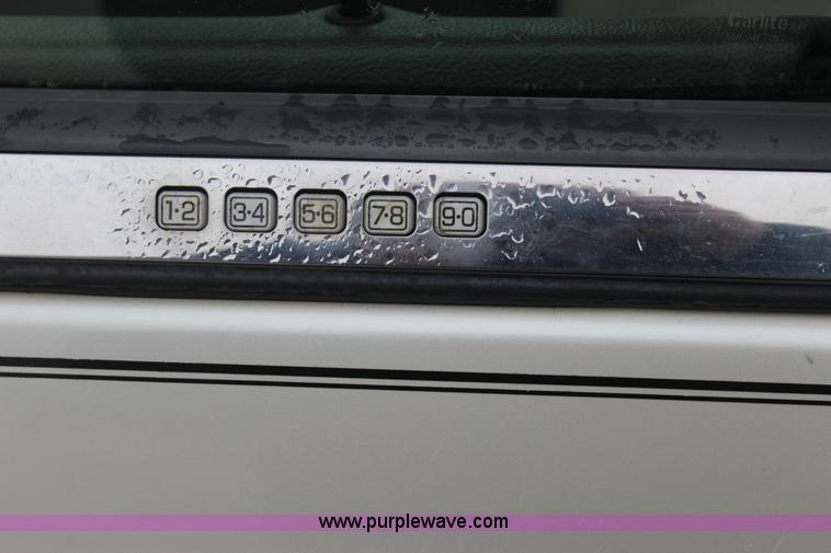 image for item J7643 2004 Lincoln Navigator SUV