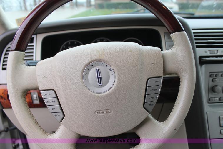 image for item J7643 2004 Lincoln Navigator SUV