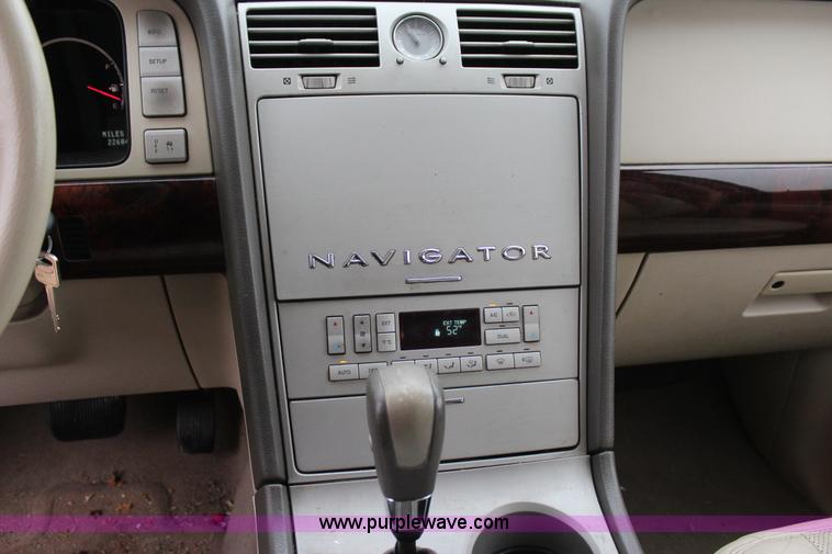 image for item J7643 2004 Lincoln Navigator SUV