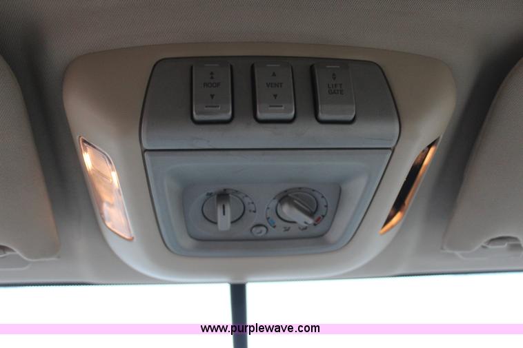 image for item J7643 2004 Lincoln Navigator SUV