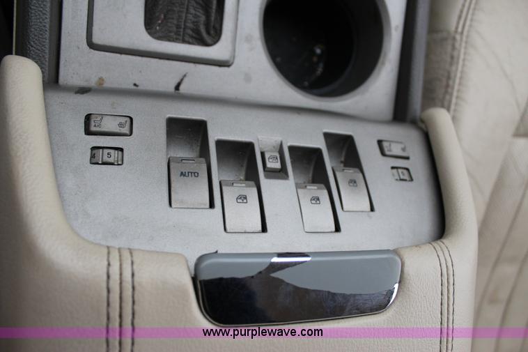 image for item J7643 2004 Lincoln Navigator SUV