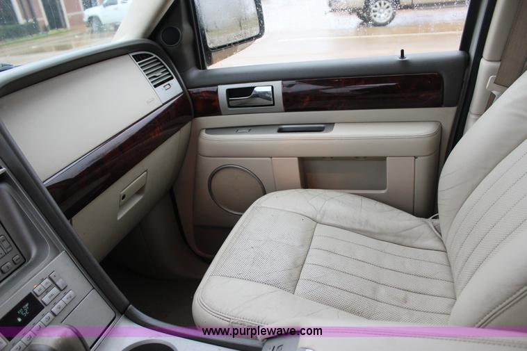 image for item J7643 2004 Lincoln Navigator SUV