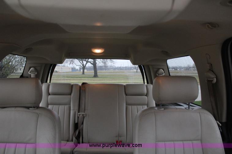 image for item J7643 2004 Lincoln Navigator SUV