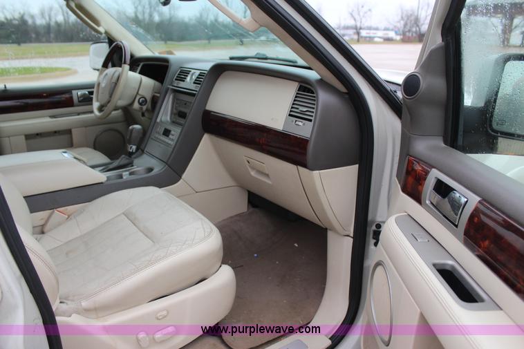 image for item J7643 2004 Lincoln Navigator SUV