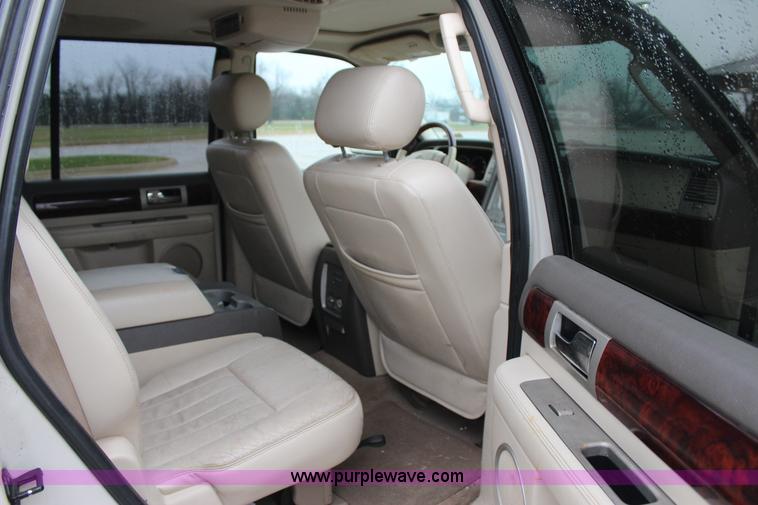 image for item J7643 2004 Lincoln Navigator SUV