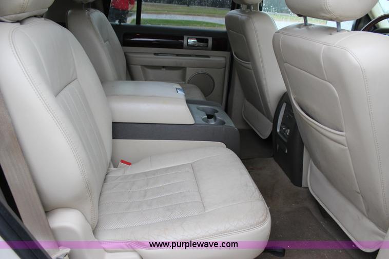 image for item J7643 2004 Lincoln Navigator SUV
