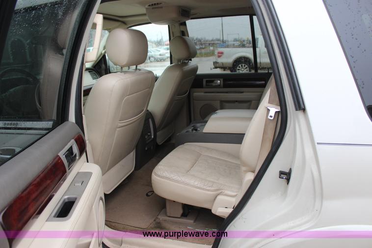image for item J7643 2004 Lincoln Navigator SUV