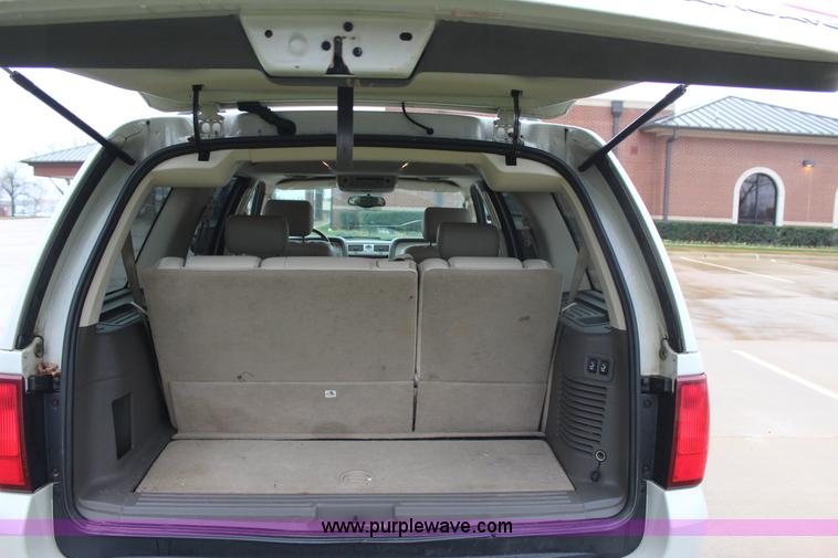 image for item J7643 2004 Lincoln Navigator SUV