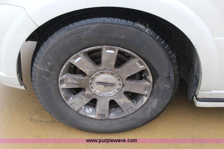 image for item J7643 2004 Lincoln Navigator SUV