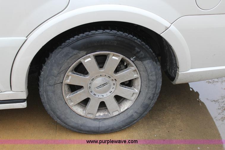 image for item J7643 2004 Lincoln Navigator SUV