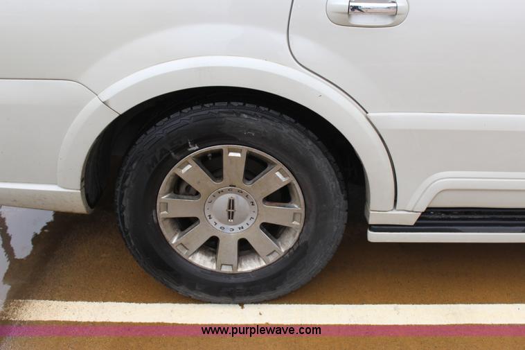 image for item J7643 2004 Lincoln Navigator SUV
