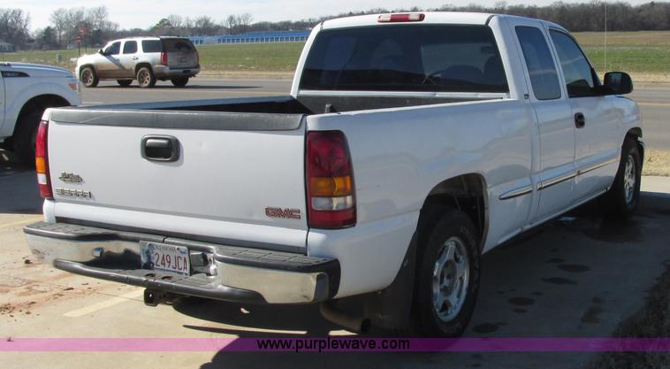 image for item J7687 2000 GMC Sierra 1500 Ext. Cab pickup truck