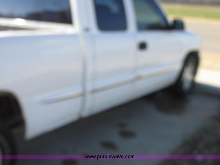 image for item J7687 2000 GMC Sierra 1500 Ext. Cab pickup truck