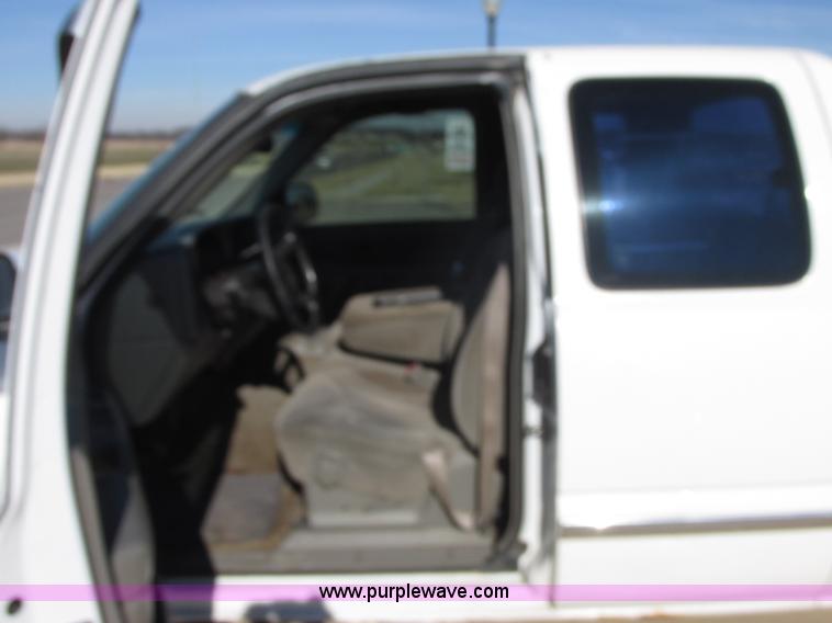 image for item J7687 2000 GMC Sierra 1500 Ext. Cab pickup truck