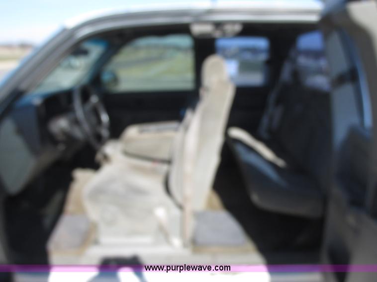 image for item J7687 2000 GMC Sierra 1500 Ext. Cab pickup truck