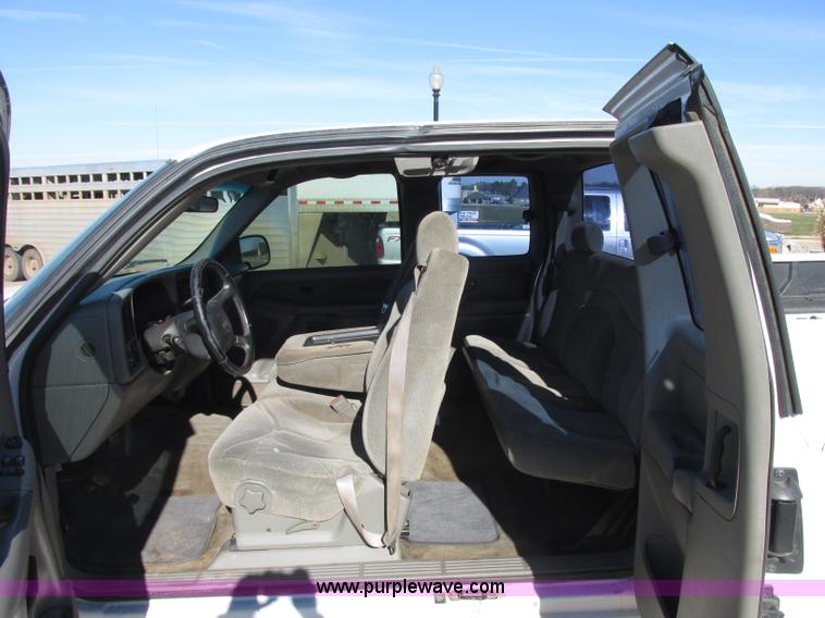 image for item J7687 2000 GMC Sierra 1500 Ext. Cab pickup truck