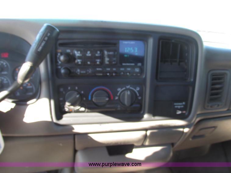 image for item J7687 2000 GMC Sierra 1500 Ext. Cab pickup truck