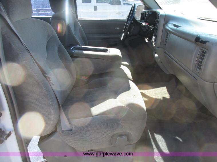 image for item J7687 2000 GMC Sierra 1500 Ext. Cab pickup truck