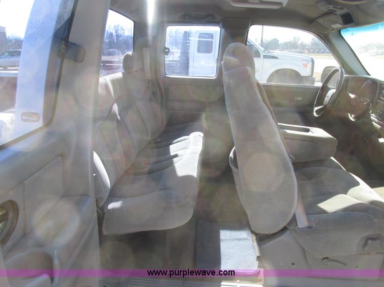 image for item J7687 2000 GMC Sierra 1500 Ext. Cab pickup truck