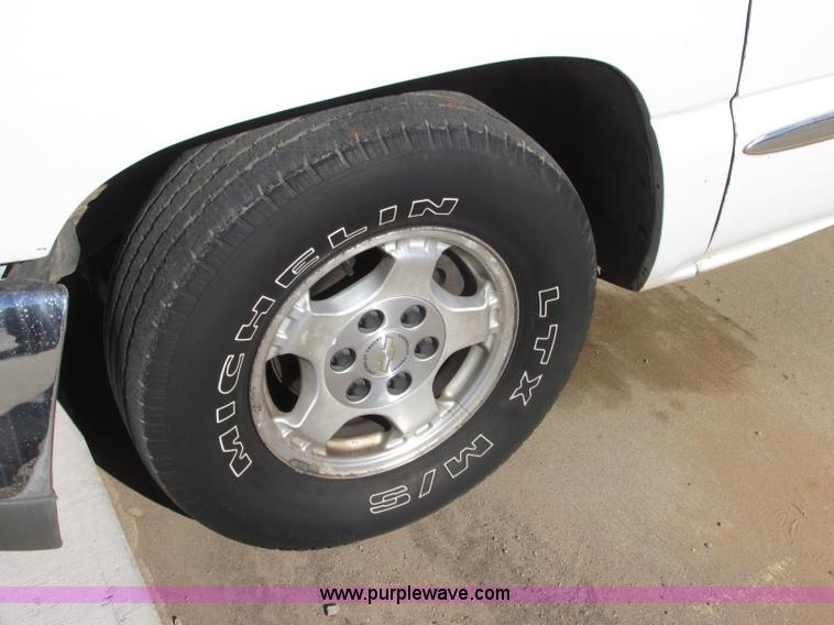 image for item J7687 2000 GMC Sierra 1500 Ext. Cab pickup truck