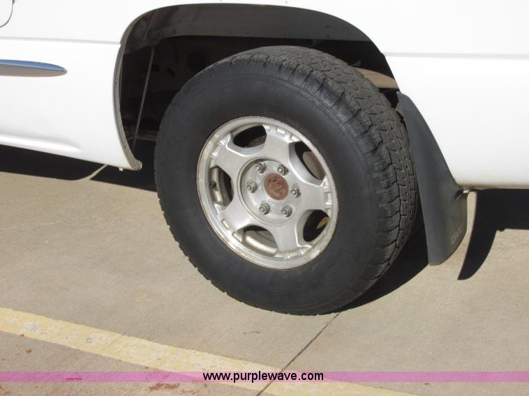 image for item J7687 2000 GMC Sierra 1500 Ext. Cab pickup truck