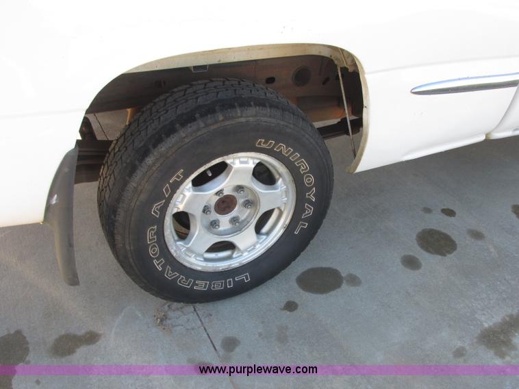 image for item J7687 2000 GMC Sierra 1500 Ext. Cab pickup truck