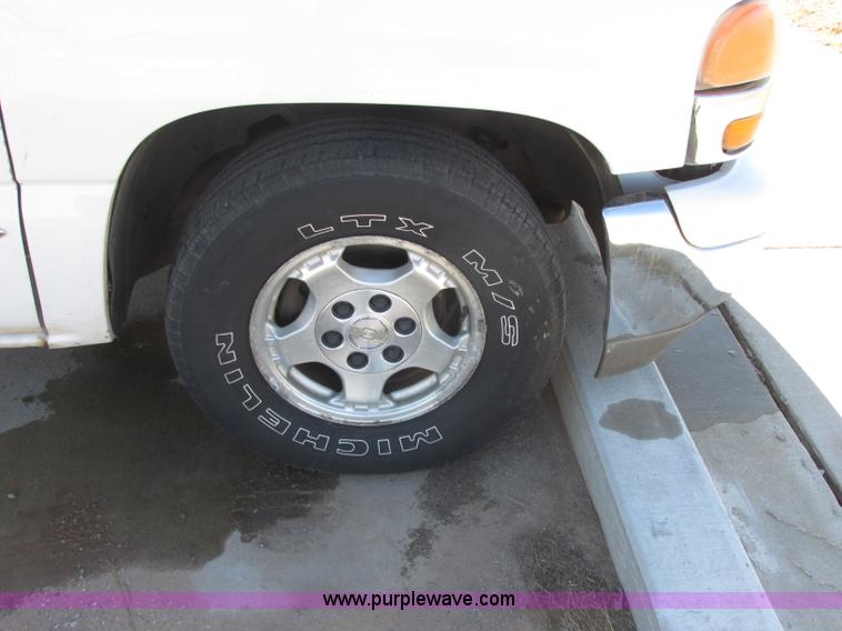 image for item J7687 2000 GMC Sierra 1500 Ext. Cab pickup truck