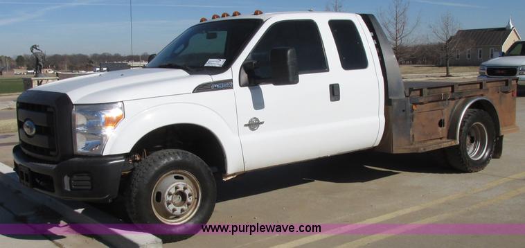 image for item J7688 2011 Ford F350 Super Duty SuperCab flatbed pickup truck