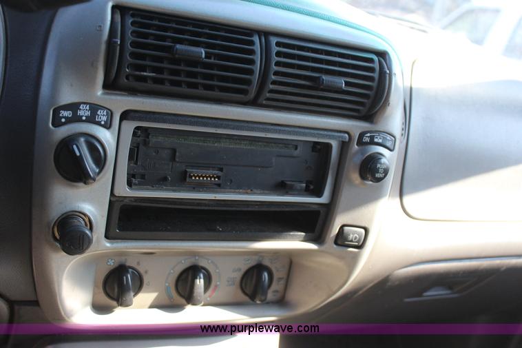 image for item J7690 2001 Ford Explorer Sport SUV