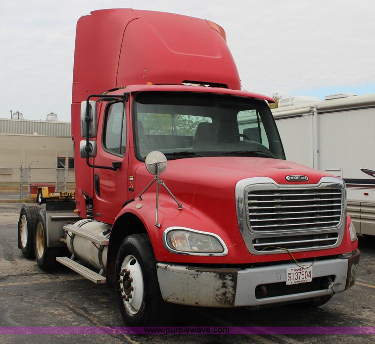 image for item K1187 2005 Freightliner Business Class M2 semi truck