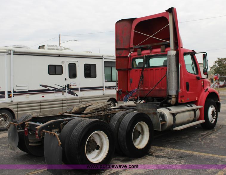 image for item K1187 2005 Freightliner Business Class M2 semi truck